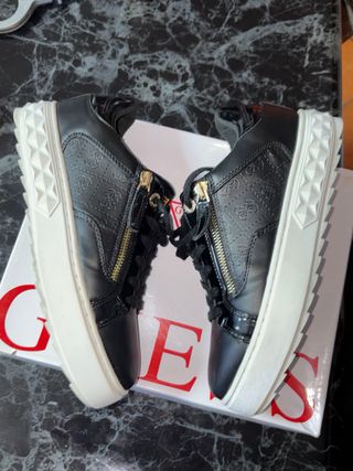 Scarpe Guess nere con zip dorata