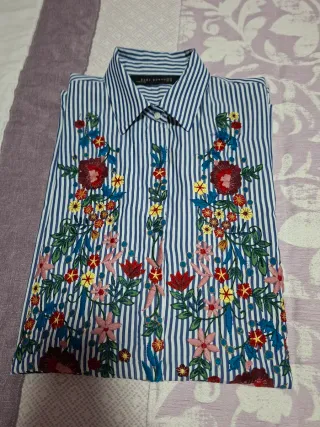Camisa de rayas con bordado floral
