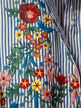 Camisa de rayas con bordado floral