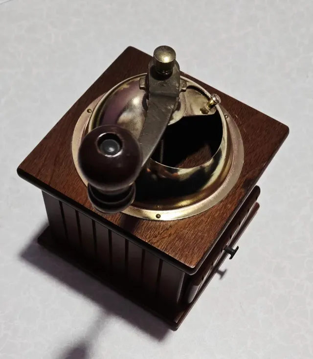 Molinillo de café vintage madera y bronce