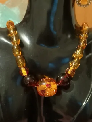 Collana simil ambra e orecchini (in omaggio )