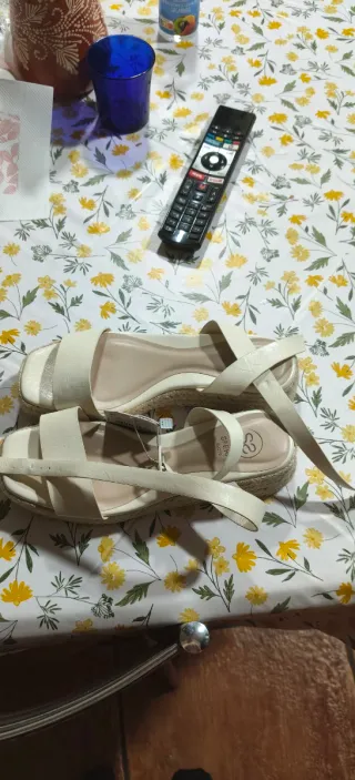 Sandalias beige de cuña