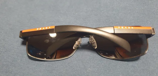 Gafas de sol Prada negras y rojo