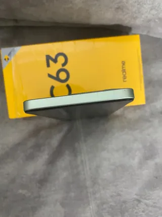 Realme C63 verde claro.