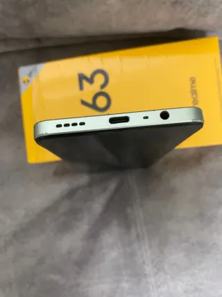 Realme C63 verde claro.