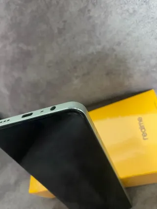 Realme C63 verde claro.