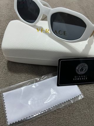 Gafas de sol Versace blancas y doradas
