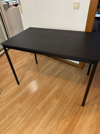 Mesa negra patas metálicas