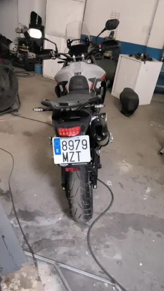 Moto Trail Blanca y Negra impoluta 500 km 