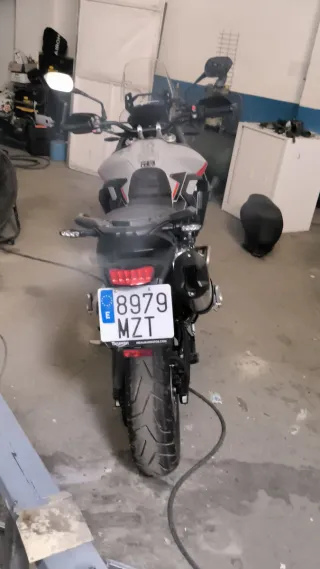 Moto Trail Blanca y Negra impoluta 500 km 