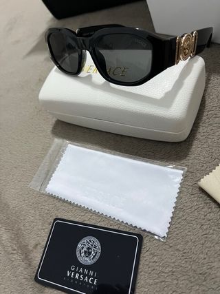 Gafas de sol Versace negras y doradas