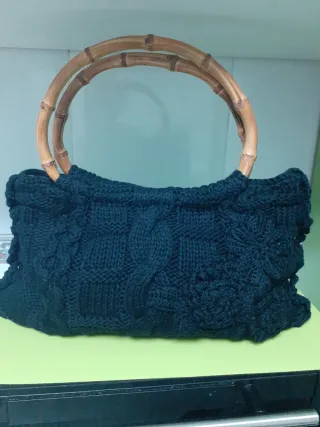 Bolso de fiesta negro con asas de bambú