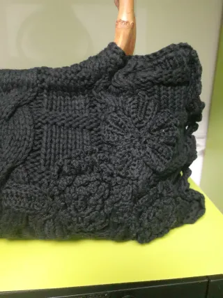 Bolso de fiesta negro con asas de bambú