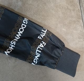 Chaqueta negra con detalles naranja