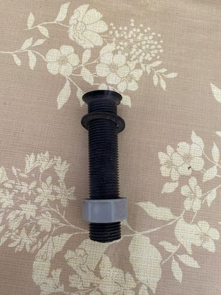 Desagüe de plástico negro y gris