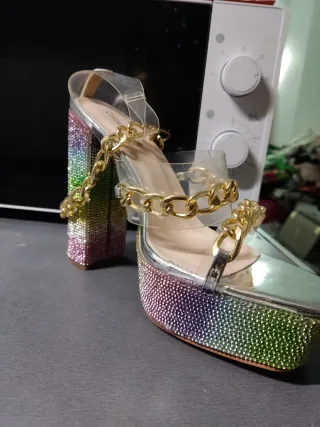 Sandalias de plataforma con cadena y pedrería