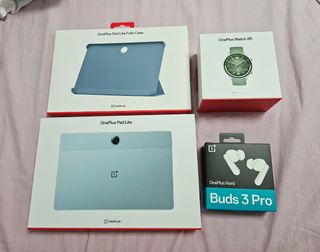 Tablet, funda, auriculares y smartwatch