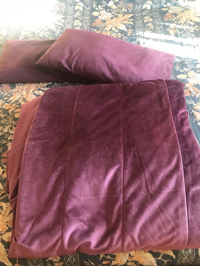 Edredón y cojines terciopelo morado cama 150