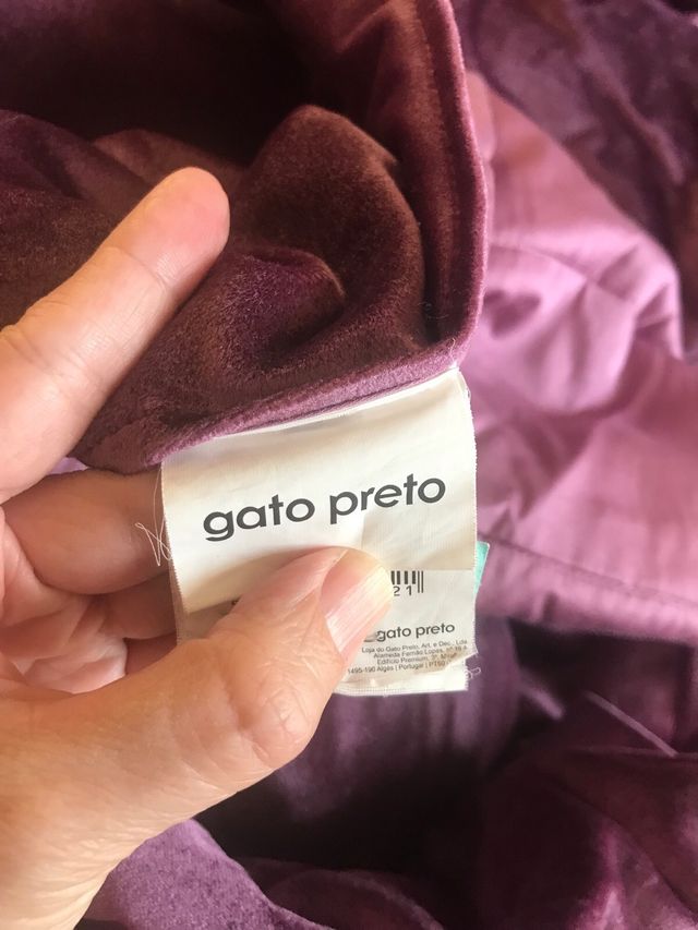 Edredón y cojines terciopelo morado cama 150