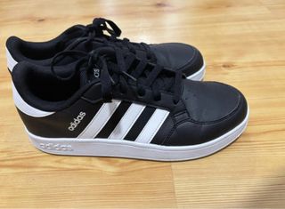 Zapatillas Adidas Negras y Blancas