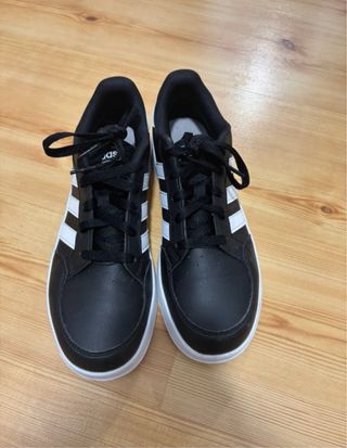 Zapatillas Adidas Negras y Blancas