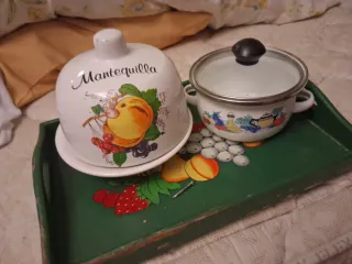 Olla pequeña y mantequera decorada