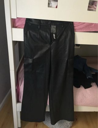 Pantalón efecto piel negro. Pata ancha
