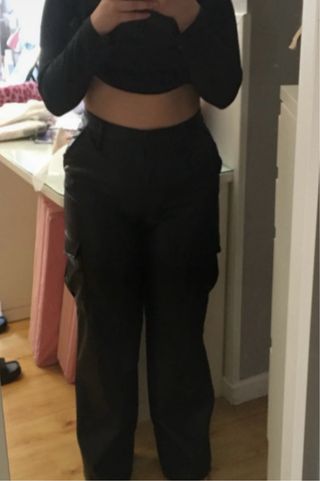 Pantalón efecto piel negro. Pata ancha