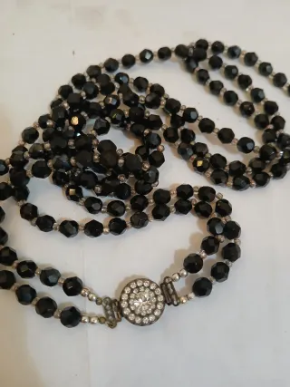 Collana lunga con chiusura gioiello