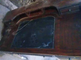 Escritorio antiguo de madera para restaurar.