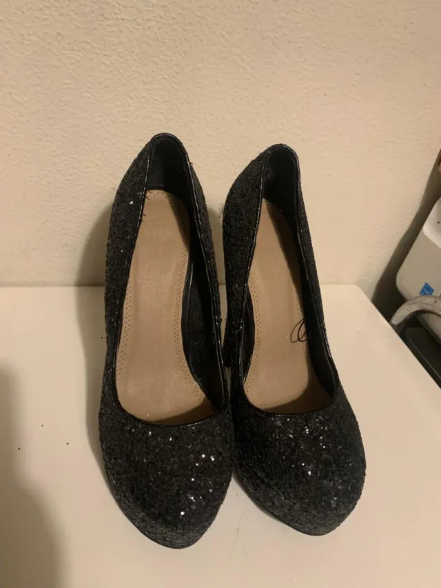 Zapatos de tacón negros brillantes