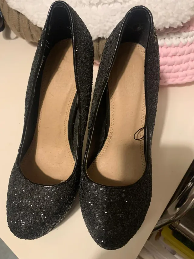 Zapatos de tacón negros brillantes