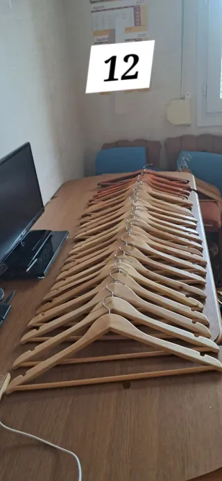 25 perchas de madera.