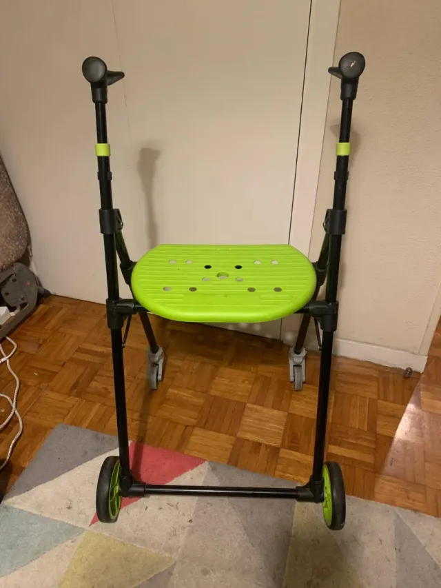 Andador con asiento y ruedas