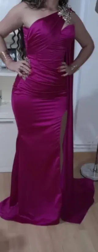 Vestido de boda rosa con capa 