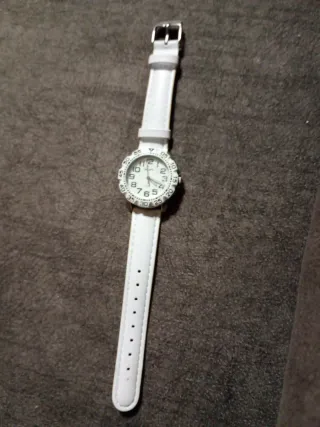 Reloj blanco con correa de cuero