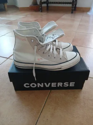 Zapatilla alta Converse blanca de tela y piel