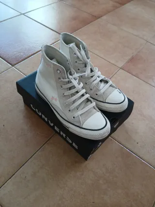 Zapatilla alta Converse blanca de tela y piel