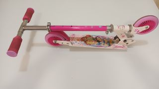 Patinete y casco infantil rosa
