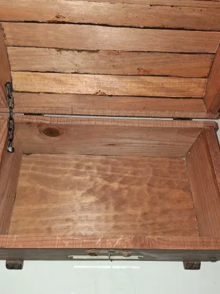 Cofre de madera con detalles metálicos