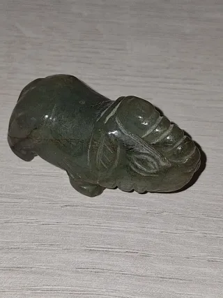 Elegante figura de piedra de jade tallada