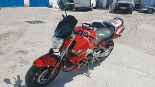 Moto Suzuki GSR 600 naranja 