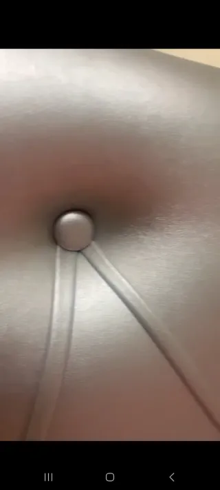Cabecero de diseño con forja y acolchado en gris.