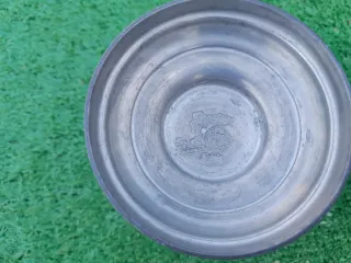 Antigua taza y recipiente