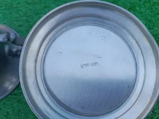 Antigua taza y recipiente