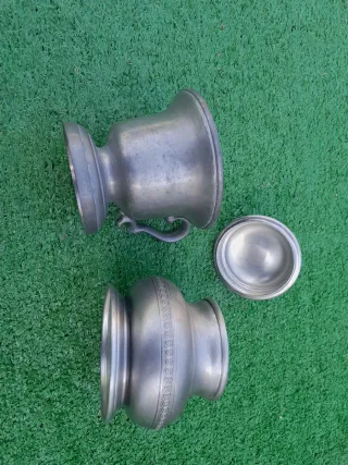 Antigua taza y recipiente