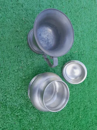 Antigua taza y recipiente