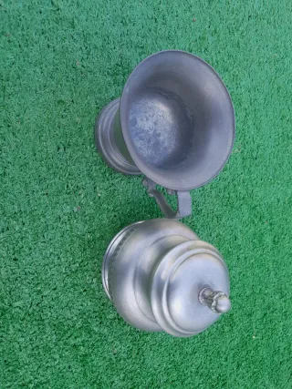 Antigua taza y recipiente