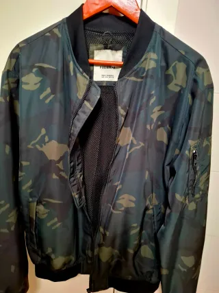 Chaqueta Bomber Camuflaje Pull&Bear Talla L