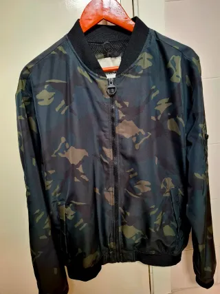 Chaqueta Bomber Camuflaje Pull&Bear Talla L